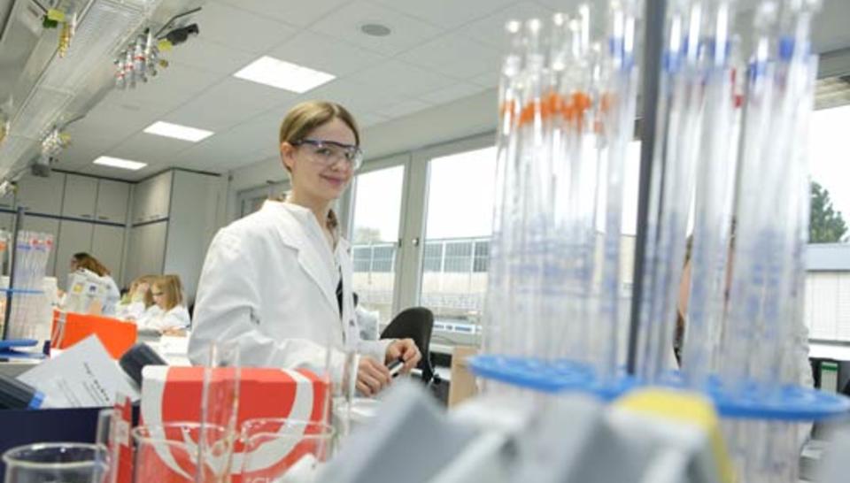 When scientists work with schoolchildren diaporama,9050-girlsday_06__0018.jpeg