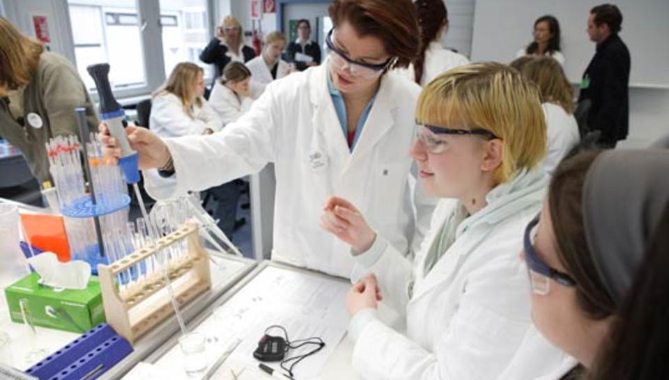 When scientists work with schoolchildren diaporama,9054-girlsday_06__0034.jpeg