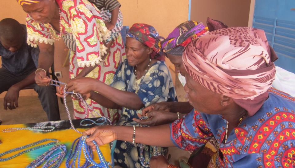 Des femmes tissent des accessoires de mode avec du plastique recyclé diaporama,13452-15HD1821-Initiatives-de-D-veloppem.jpeg