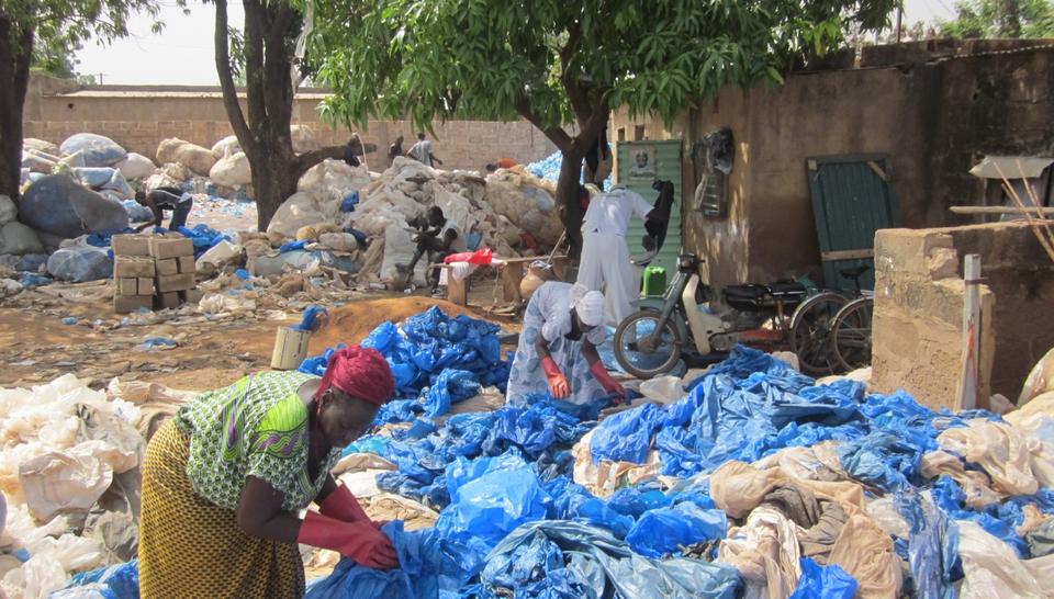Des femmes tissent des accessoires de mode avec du plastique recyclé diaporama,13454-15HD1821-Initiatives-de-D-veloppem.jpeg