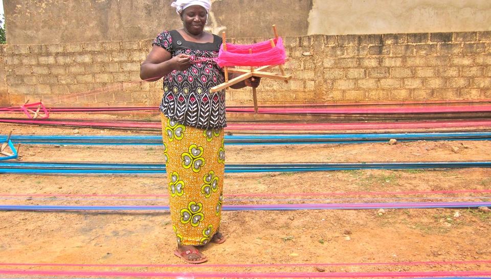 Des femmes tissent des accessoires de mode avec du plastique recyclé diaporama,13455-15HD1821-Initiatives-de-D-veloppem.jpeg
