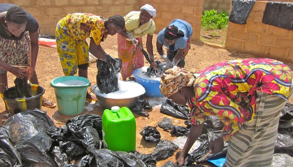 Des femmes tissent des accessoires de mode avec du plastique recyclé diaporama,13456-15HD1821-Initiatives-de-D-veloppem.jpeg