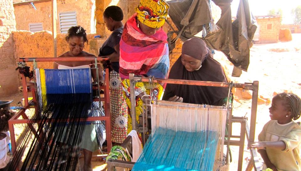 Des femmes tissent des accessoires de mode avec du plastique recyclé diaporama,13457-15HD1821-Initiatives-de-D-veloppem.jpeg