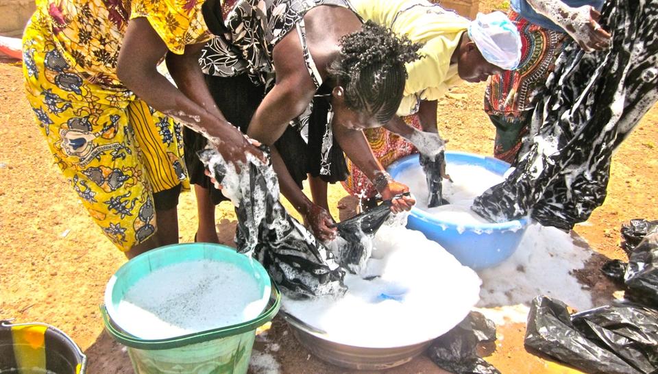 Des femmes tissent des accessoires de mode avec du plastique recyclé diaporama,13459-15HD1821-Initiatives-de-D-veloppem.jpeg