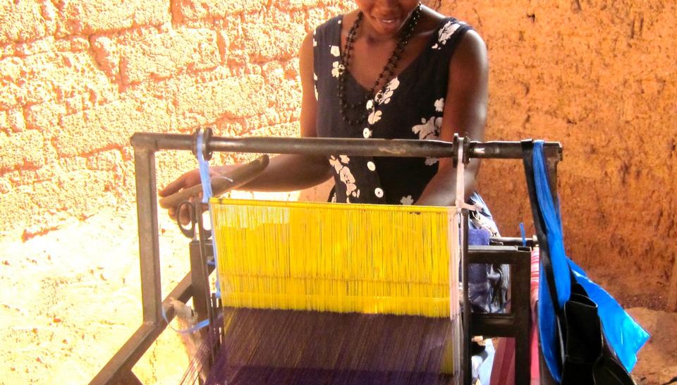 Des femmes tissent des accessoires de mode avec du plastique recyclé diaporama,13460-15HD1821-Initiatives-de-D-veloppem.jpeg