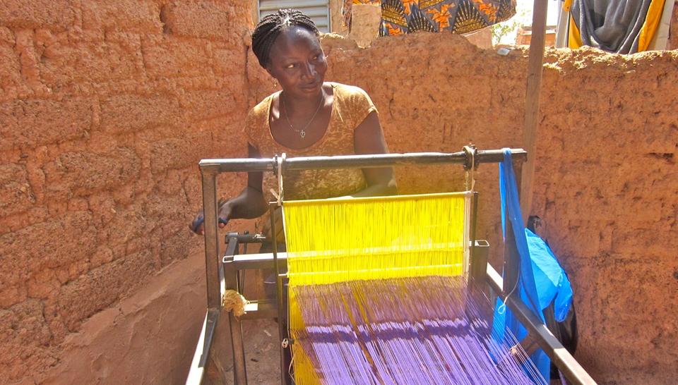 Des femmes tissent des accessoires de mode avec du plastique recyclé diaporama,13461-15HD1821-Initiatives-de-D-veloppem.jpeg