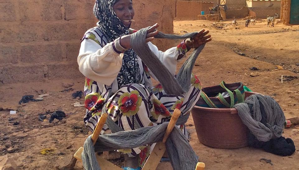 Des femmes tissent des accessoires de mode avec du plastique recyclé diaporama,13462-15HD1821-Initiatives-de-D-veloppem.jpeg