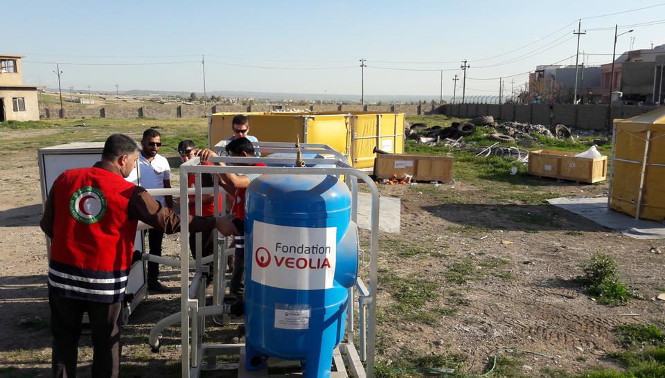 Deux volontaires forment les personnels du Croissant-Rouge irakien sur les Aquaforce 5000