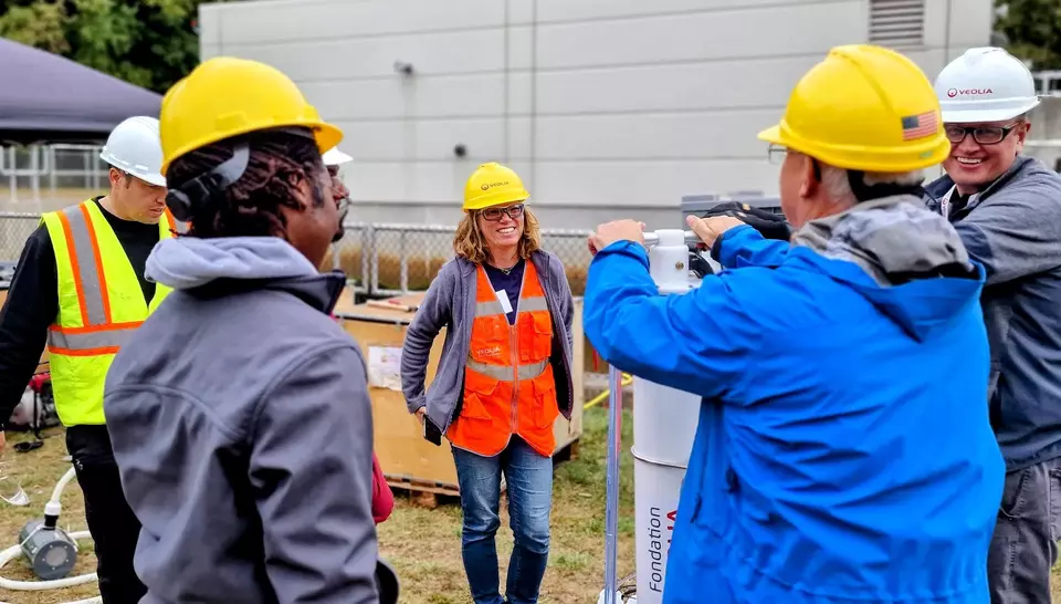 Julie Schmitt, formatrice Veoliaforce, à l'œuvre avec des collaborateurs Veolia à Haworth, octobre 2025