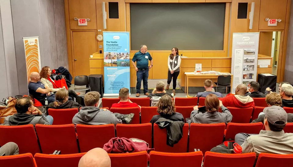 Amanda Reichert et Sean Fisher, volontaires Veoliaforce déjà mobilisés sur une première mission à distance, sont venus témoigner de leur engagement.
