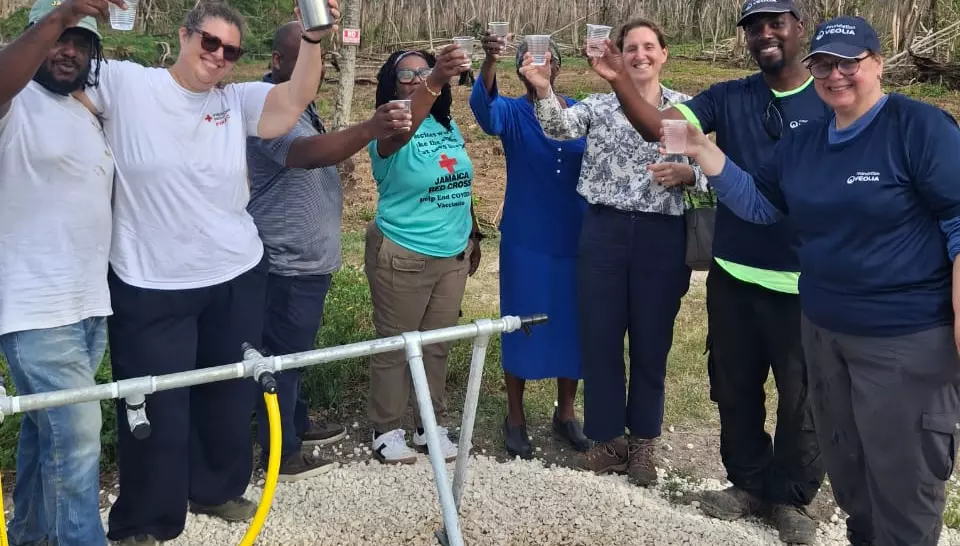 Premier verre d'eau potable produite par l'Aquaforce 2000, unité de traitement de l'eau en contexte humanitaire.