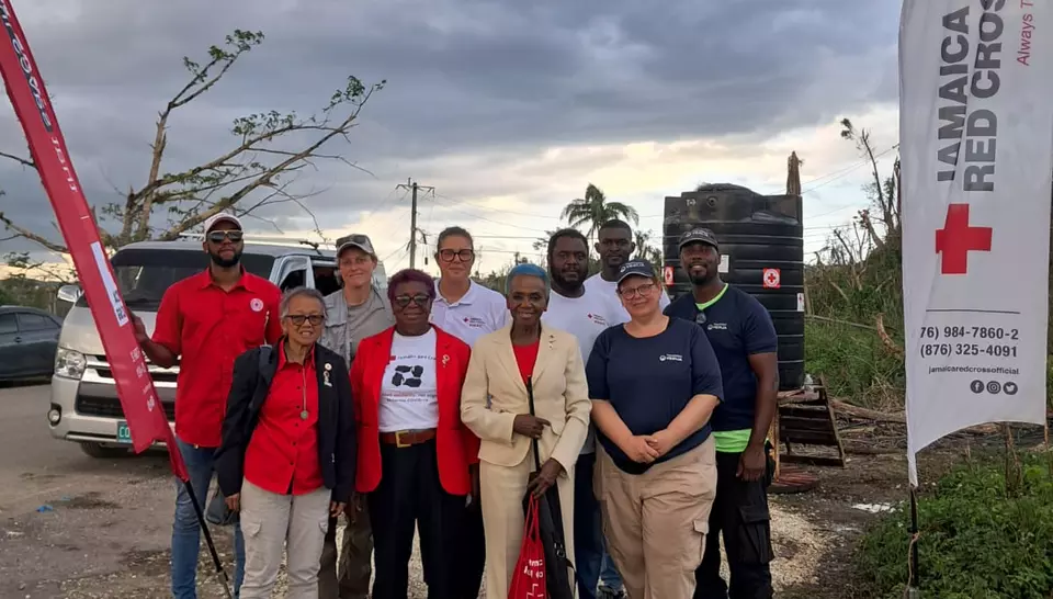 Les volontaires Veoliaforce et les équipementiers de la Croix-Rouge exploitent l'Aquaforce 2000, unité de traitement de l'eau en contexte humanitaire.