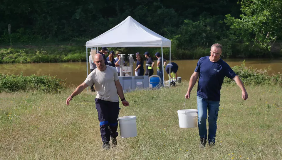 Deux porteurs d'eau à la formation Veoliaforce  de la fondation Veolia, France, 2026