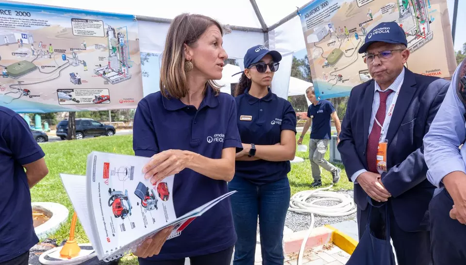 Lancement d'un hub Veoliaforce au Maroc, une personne manie un manuel de formation