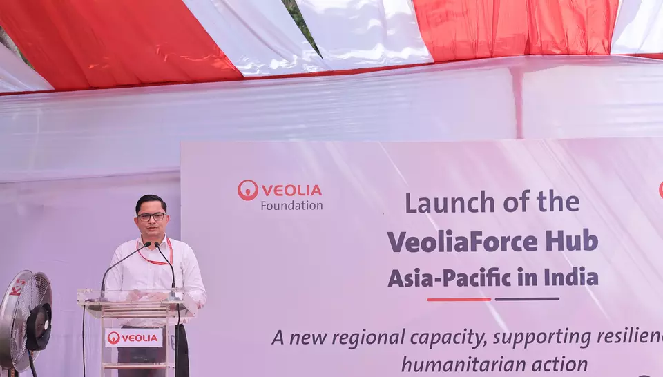 Discours de Kaustubh Dinkar Kukde, Secrétaire général conjoint de la Croix-Rouge indienne, avec en arrière-plan le panneau officiel de lancement du hub Veoliaforce Asie-Pacifique en Inde.