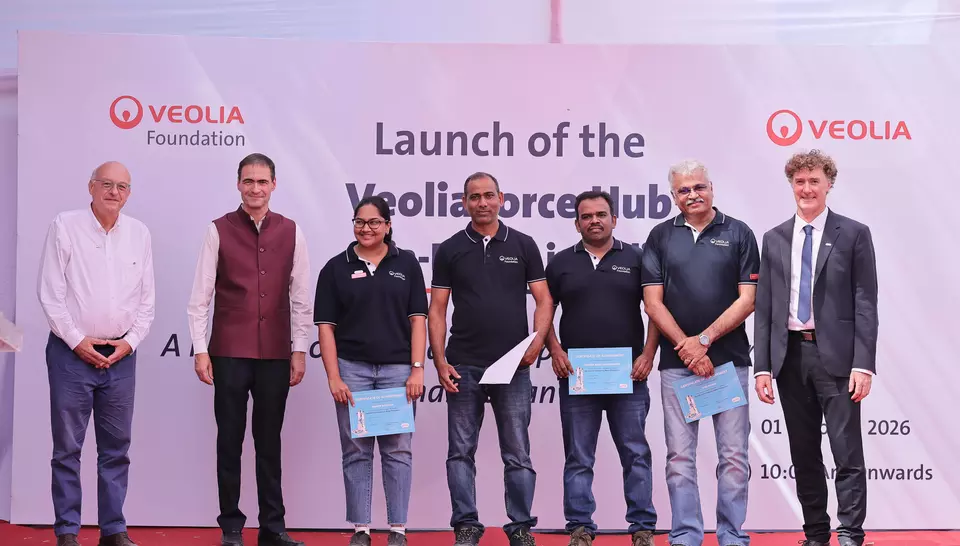Remise des certificats aux volontaires Veoliaforce sur scène devant le panneau d'inauguration du hub