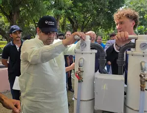 Ministre indien opérant l'Aquaforce 2000