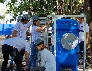 Des volontaires Veoliaforce apprennent à déployer une Aquaforce