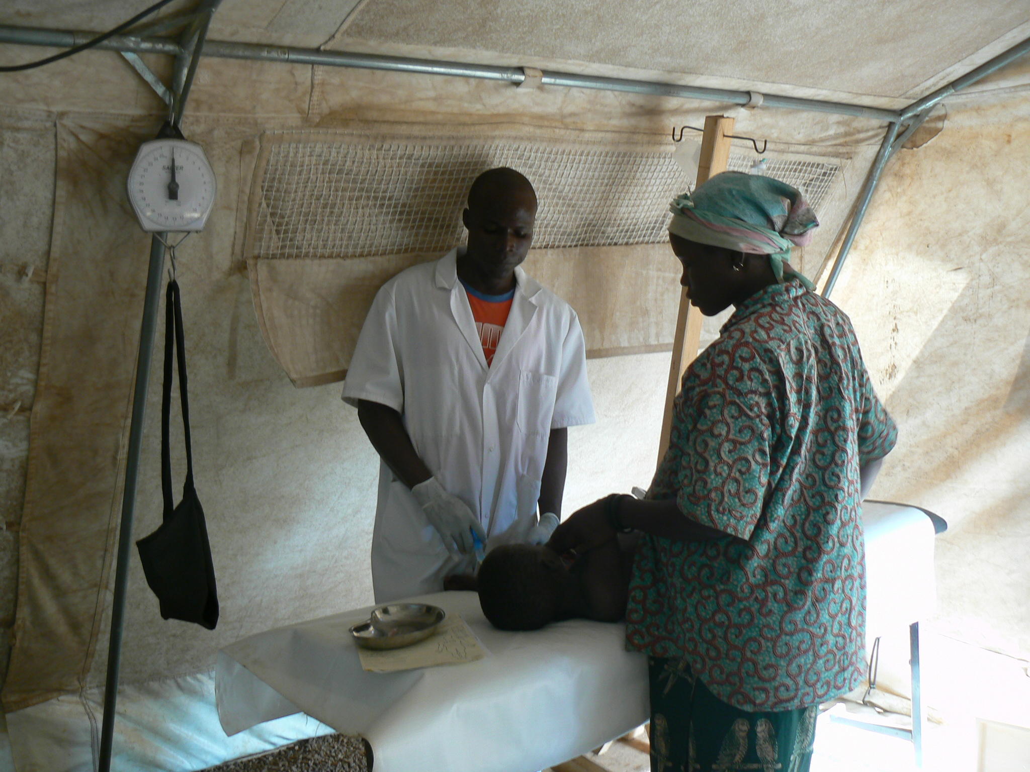 Recherche/innovation dans le domaine de l'humanitaire et expérience pilote d'électrification solaire 9881,raw,MSF110018.jpg