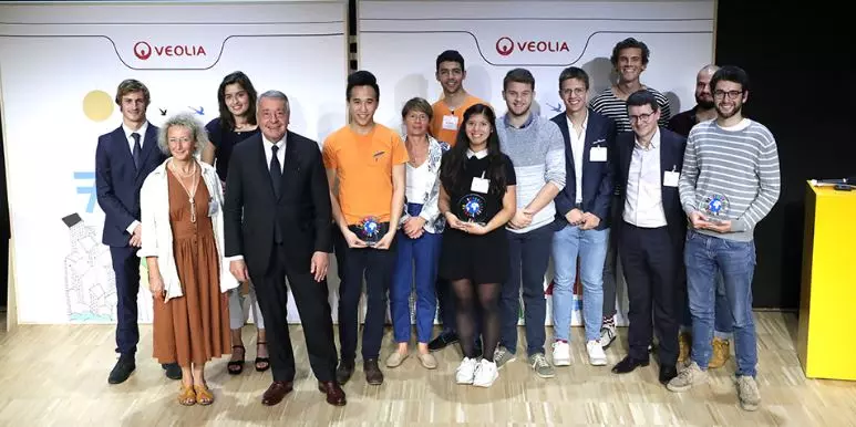 Prix de la Solidarité Etudiante 2019 - les lauréats avec Antoine Frérot
