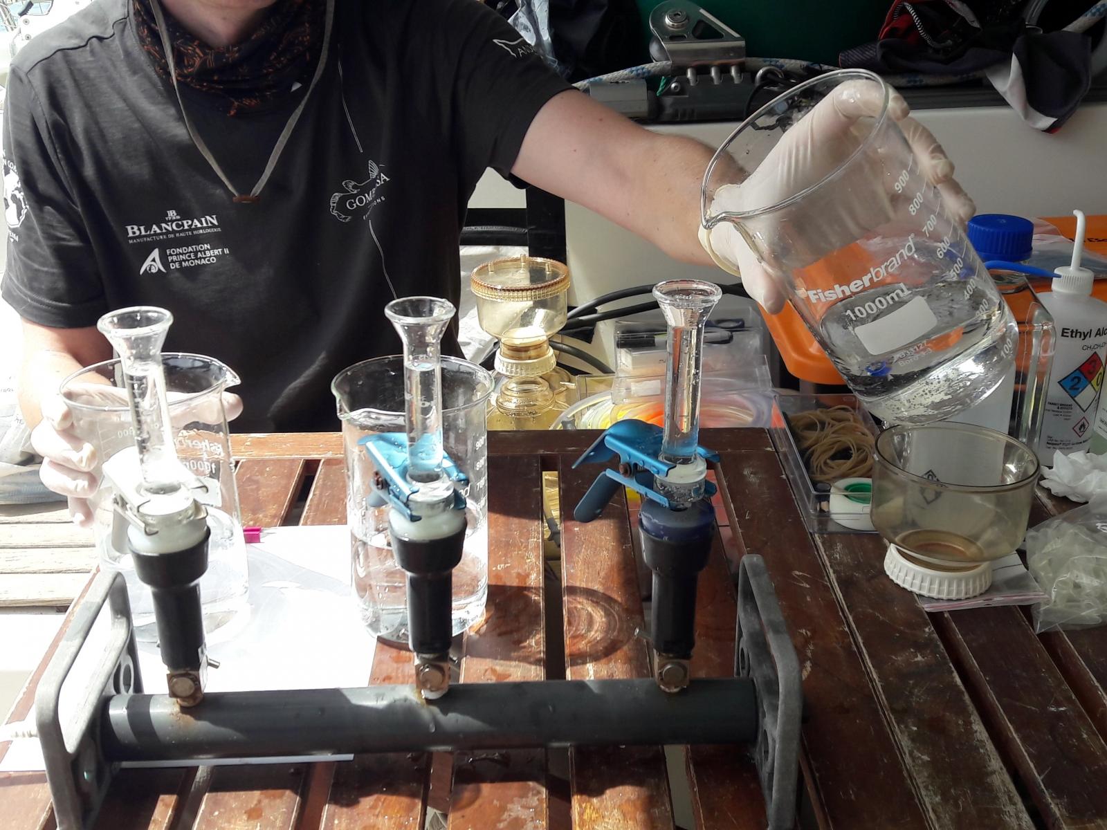 Gombessa 5 Filtration d'eau de mer prélevée en profondeur pour en étudier les bactéries. © Julie Deter Andro