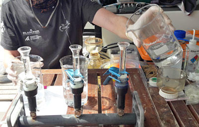 Gombessa 5 - Filtration d'eau de mer prélevée en profondeur pour en étudier les bactéries. © Julie Deter Andro