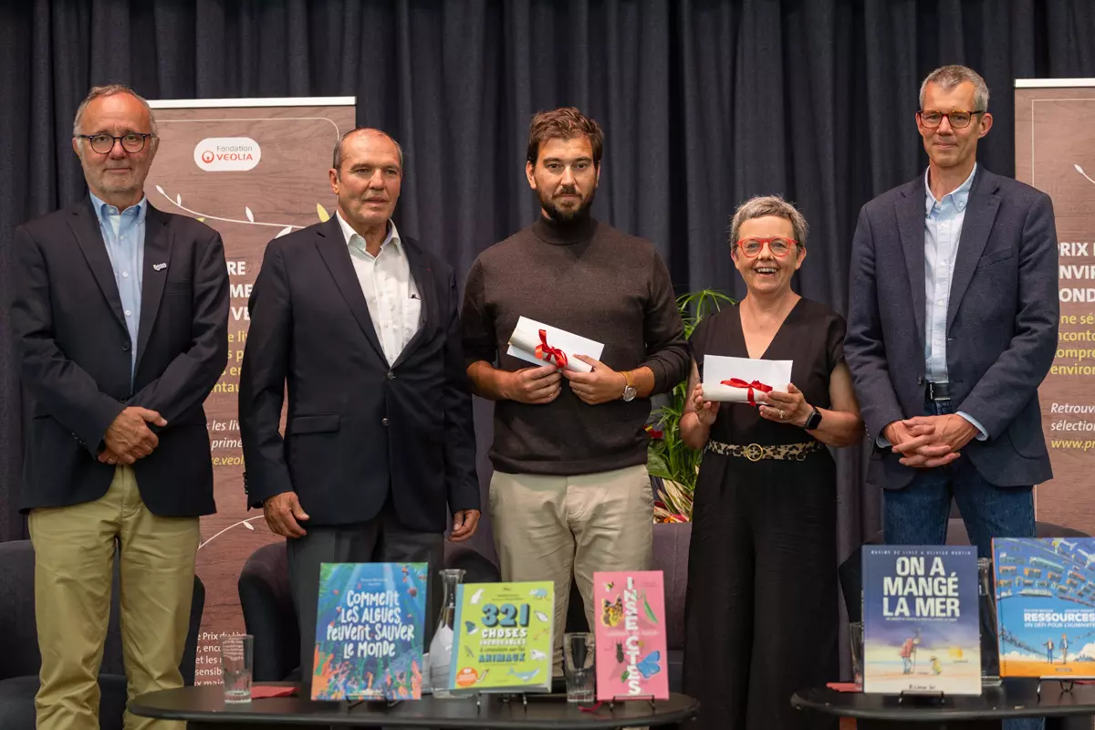 Les lauréats et remettants du Prix du Livre Environnement 2025 de la fondation Veolia et de sa Mention jeunesse