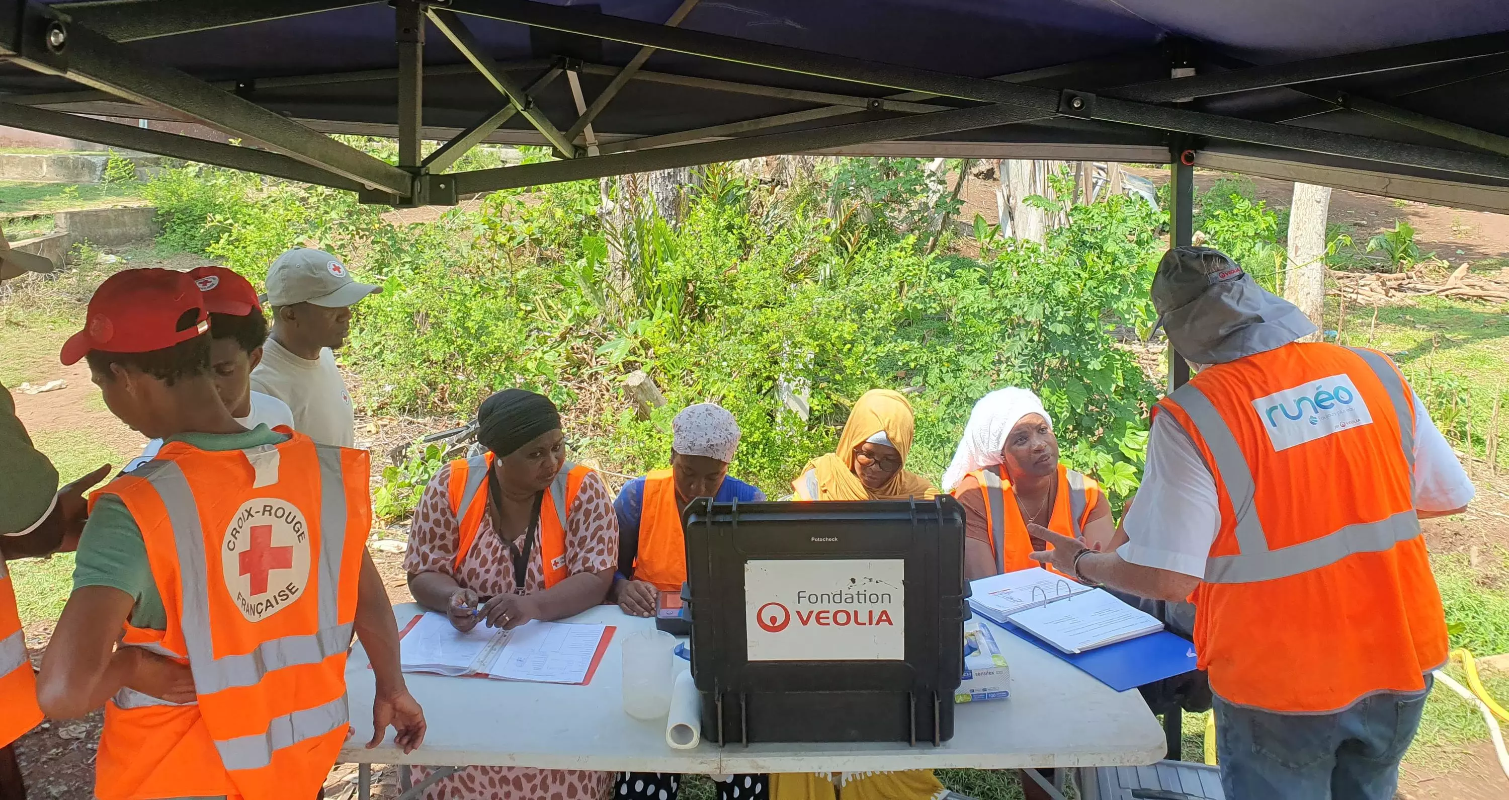 Personnels de la Croix-Rouge formés par des volontaires Veoliaforce, octobre 2025, Mayotte