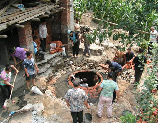 For the survival of pandas… and the Sichuan mountain people diaporama,9227-family-with-biogas-1.jpeg