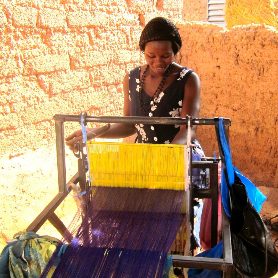Women weaving fashion accessories from recycled plastic 10079,raw,15HD1821-Initiatives-de-D_veloppement-Strat_gique-_13_.jpg