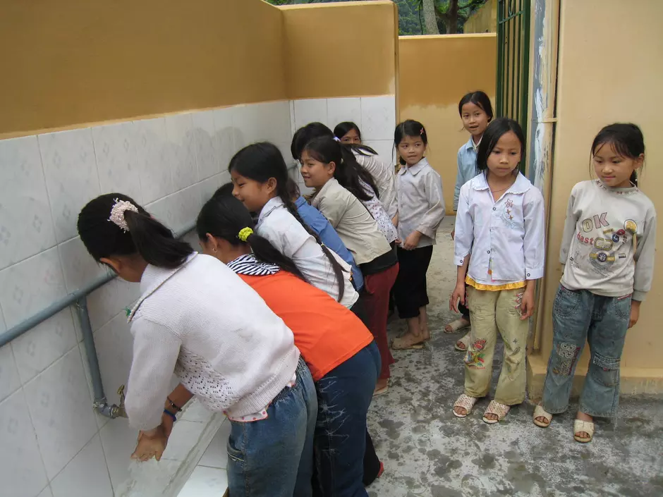 Water and wastewater services: a priority for vulnerable populations 8757,raw,un-enfant-par-la-main-Sanitation-facility-4-08-004.jpg
