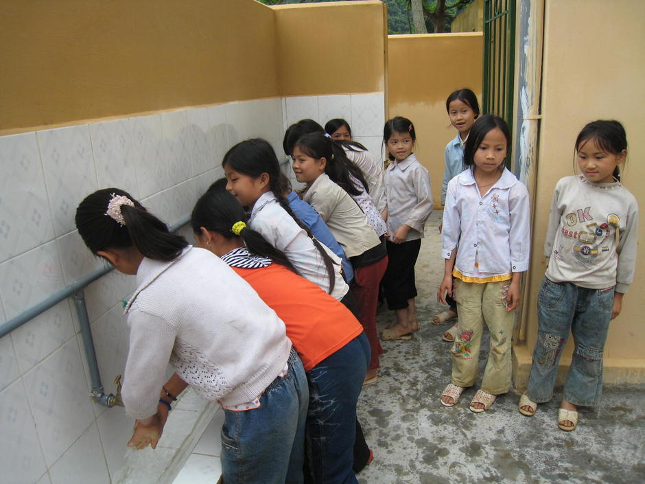 Water and wastewater services: a priority for vulnerable populations 8757,raw,un-enfant-par-la-main-Sanitation-facility-4-08-004.jpg