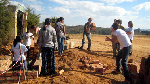 Young French high school children participate in the development of a remote Madagascan village 9372,raw,Vive-l_enfance-528.jpg
