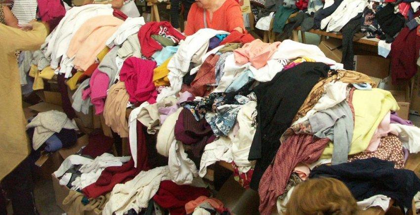Secours Populaire - Tri de vêtements