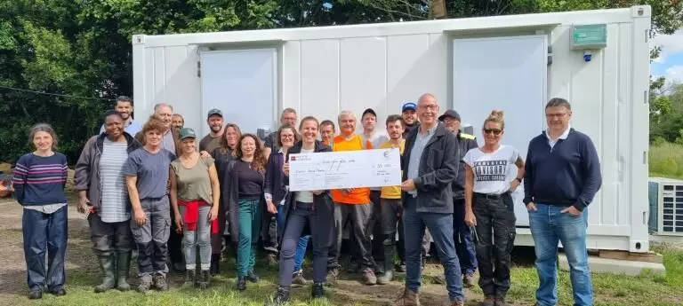 Remise du chèque de soutien à la ferme Deux Bouts par Sophie Delage, la marraine
